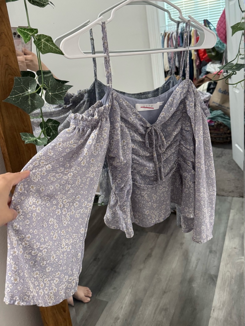 NWOT ASTR The Label Lavender Floral Off-Shoulder Ruched Top - Picture 2 of 4